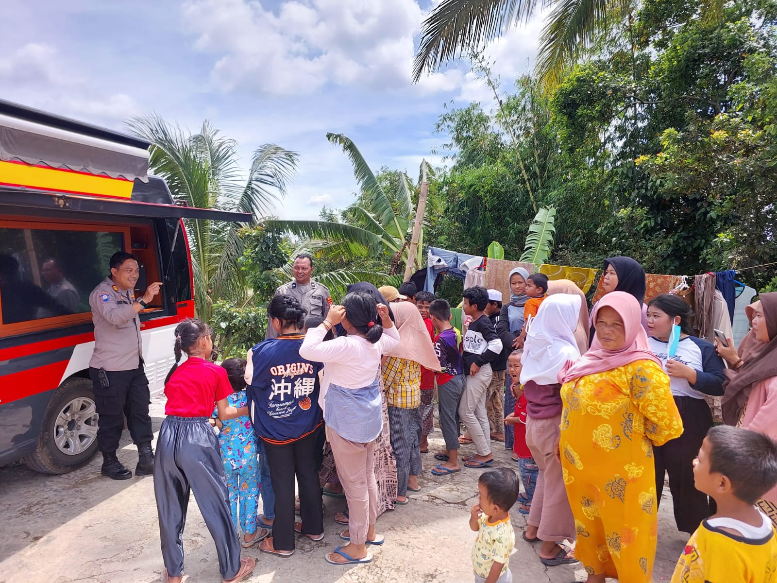 Polres Cianjur mengadakan trauma healing demi menyembuhkan kepanikan yang dialami oleh anak-anak korban bencana gempa bumi