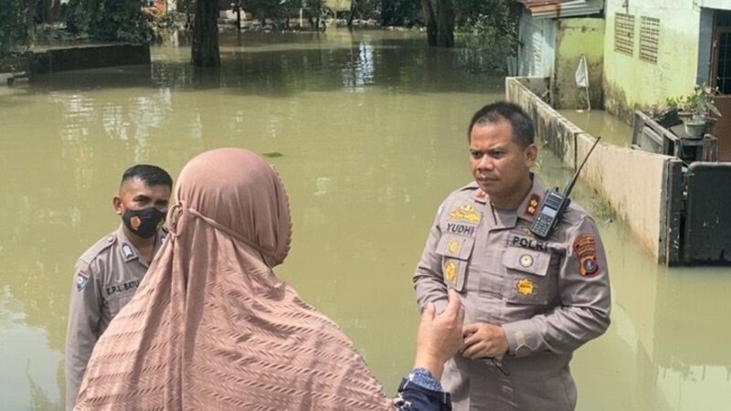 Wakapolrestabes Medan Pantau Serta Bantu Sembako Kepada Warga Terdampak Banjir di Sungai Mati dan Kampung Air 