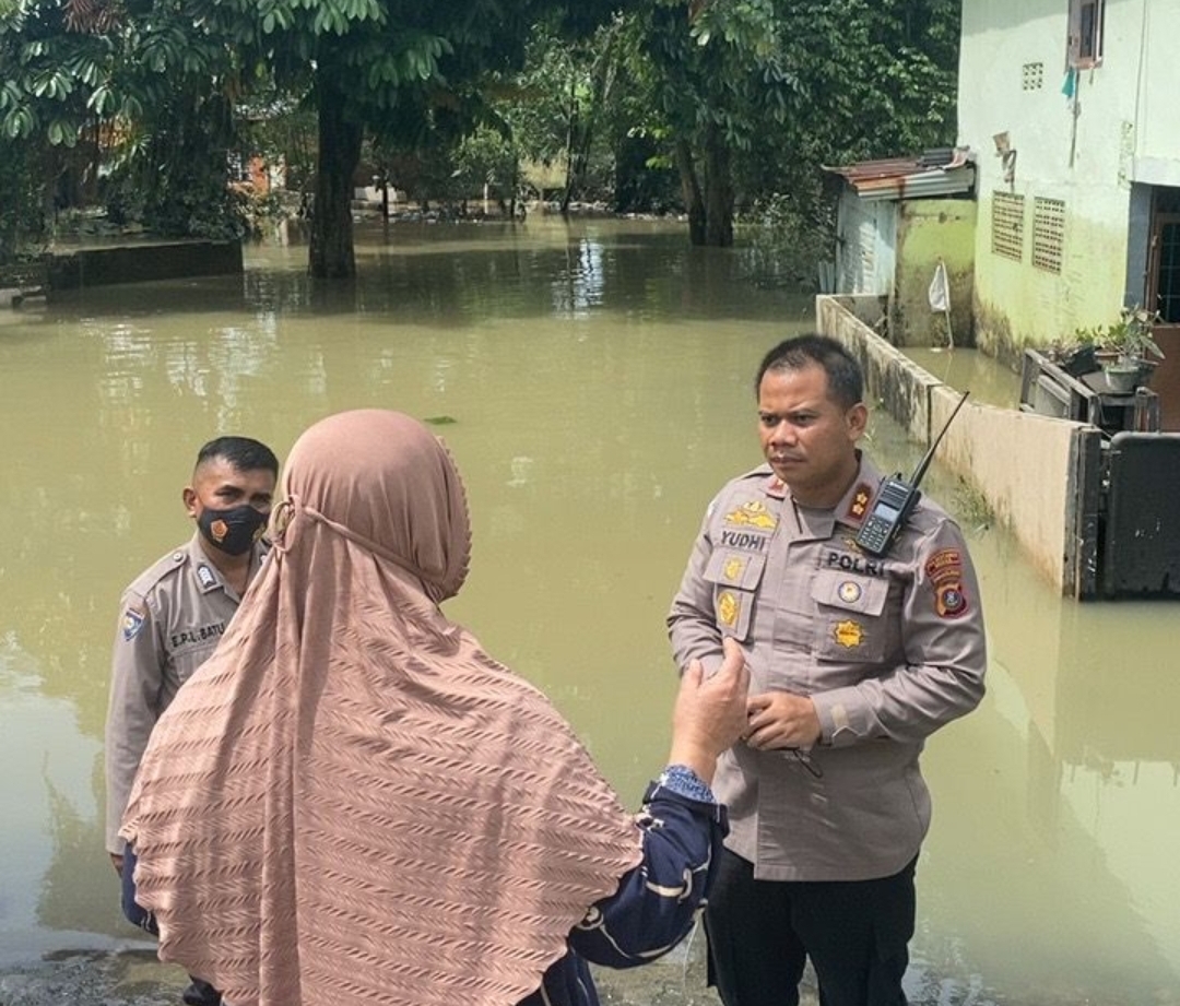 Wakapolrestabes Medan Pantau Serta Bantu Sembako Kepada Warga Terdampak Banjir di Sungai Mati dan Kampung Air 