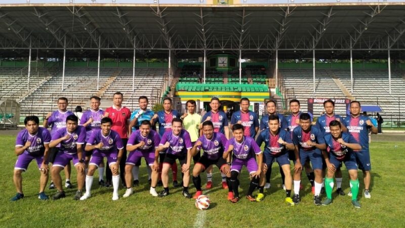 Salam Olahraga! Kapolrestabes Medan, PJU, dan Kapolsek Main Sepak Bola di Stadion Teladan