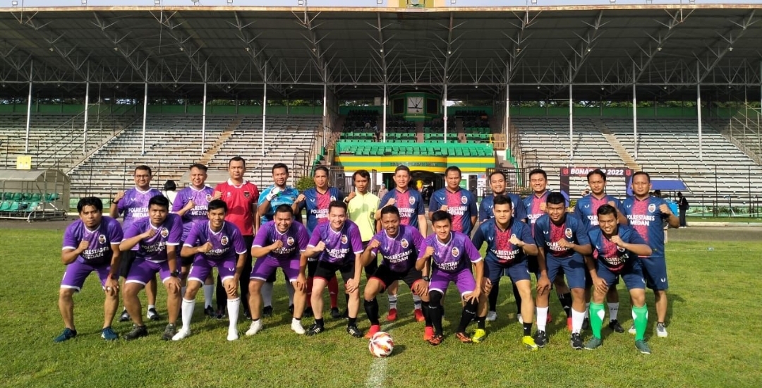 Salam Olahraga! Kapolrestabes Medan, PJU, dan Kapolsek Main Sepak Bola di Stadion Teladan