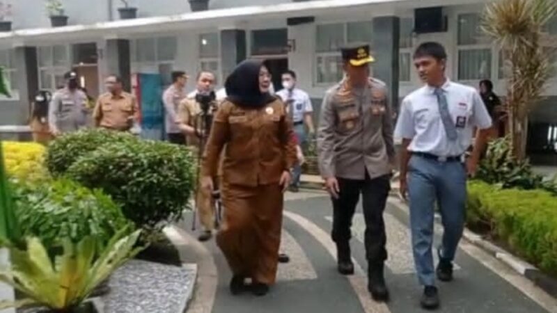 Momen Pelajar SMA Negeri 1 Medan Foto Bareng Kapolrestabes Medan Kombes Pol Valentino Alfa Tatareda