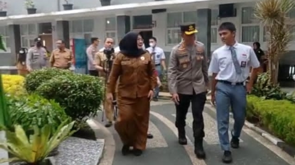 Momen Pelajar SMA Negeri 1 Medan Foto Bareng Kapolrestabes Medan Kombes Pol Valentino Alfa Tatareda