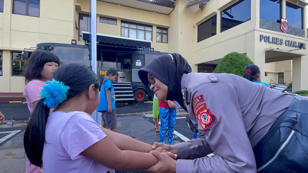 Polwan Polres Cianjur Beri Trauma Healing Anak-anak Korban Gempa Cianjur