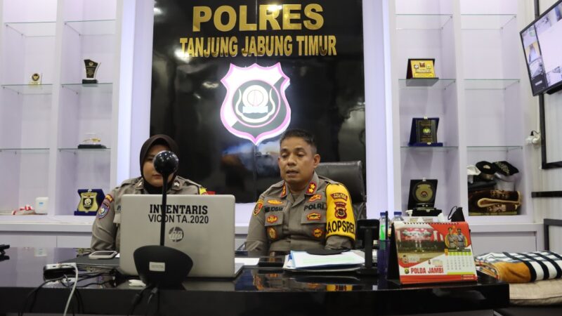 AKBP Andi Muhammad Ichsan Usman, SH, SIK Live Streiming bersama Rahmawati dari Polri TV di ruang kerja Kapolres