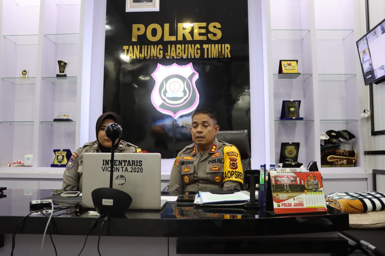 AKBP Andi Muhammad Ichsan Usman, SH, SIK Live Streiming bersama Rahmawati dari Polri TV di ruang kerja Kapolres