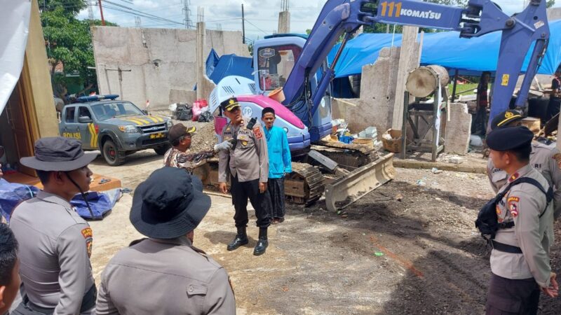 Pasca Gempa di Cianjur, Polri Bergerak Membersihkan Puing-puing Bangunan Masjid