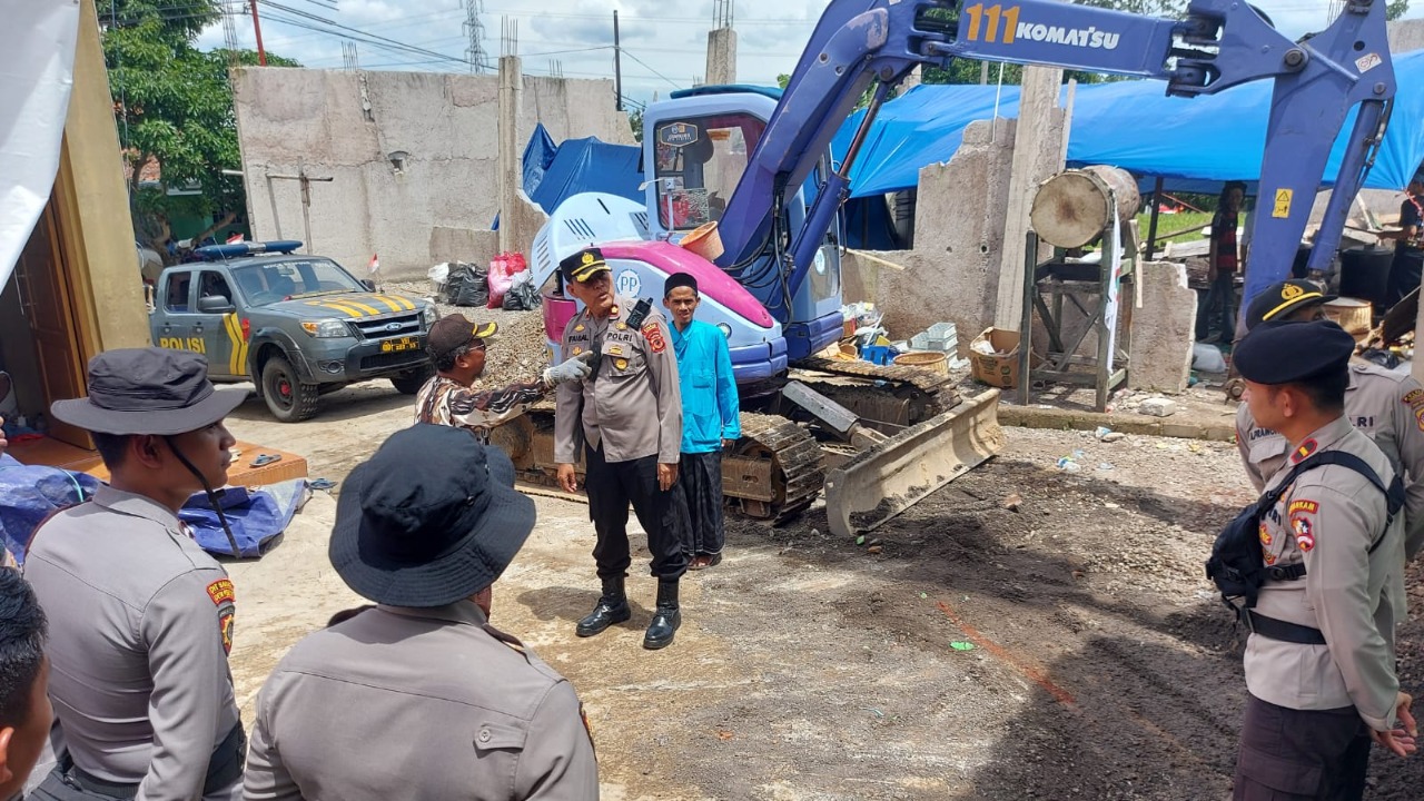 Pasca Gempa di Cianjur, Polri Bergerak Membersihkan Puing-puing Bangunan Masjid