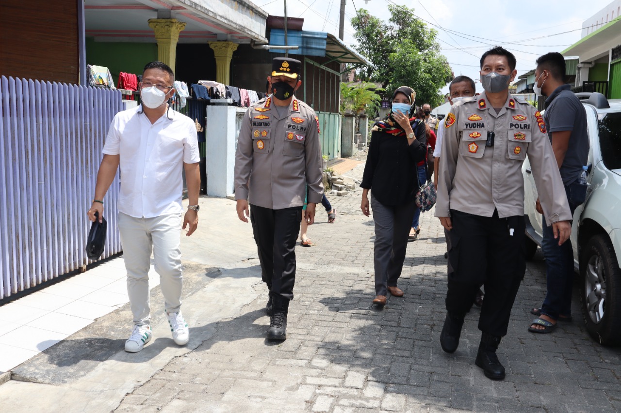 Cek Situasi Kamtibmas ,Kapolrestabes Medan Patroli Jalan Kaki Di Pemukiman Warga