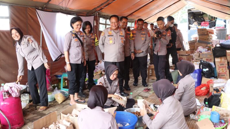 Kapolda Jabar Tinjau Posko Pengungsian Bogod di Desa Cibeurem