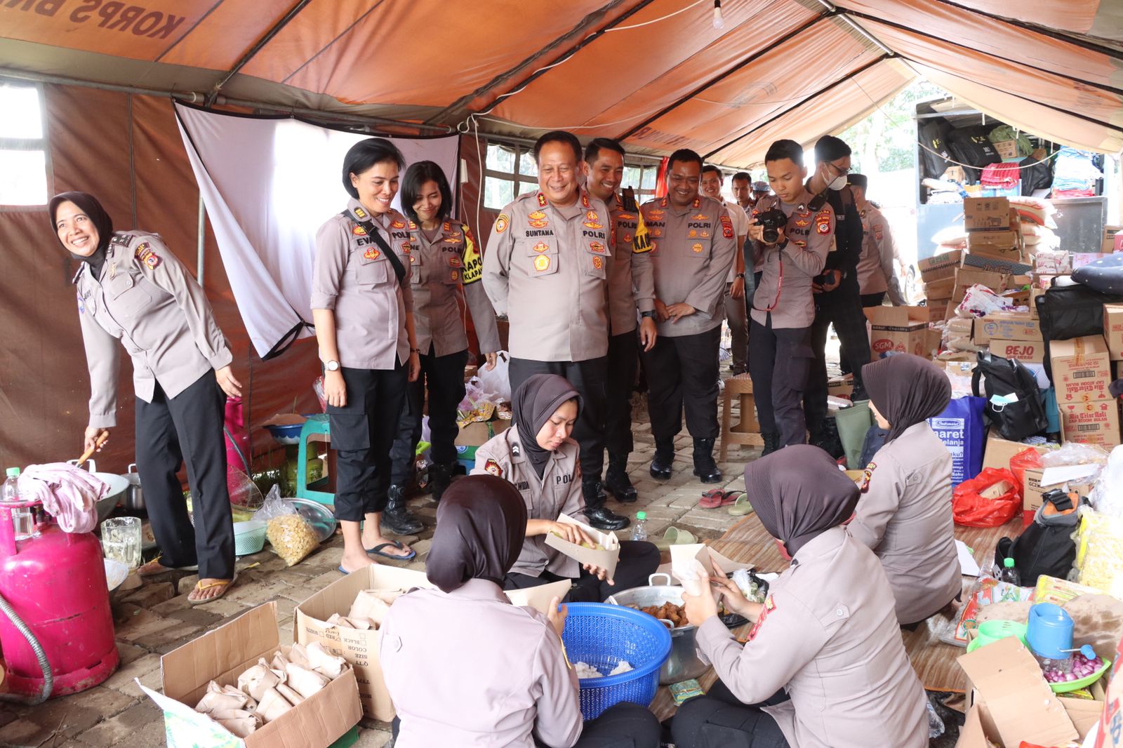 Kapolda Jabar Tinjau Posko Pengungsian Bogod di Desa Cibeurem