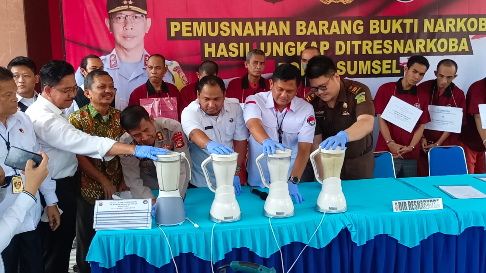 Dihadapan Kapolda, Ditresnarkoba Polda Sumsel Blender Barang Bukti Narkoba Sabu dan Ekstasi 