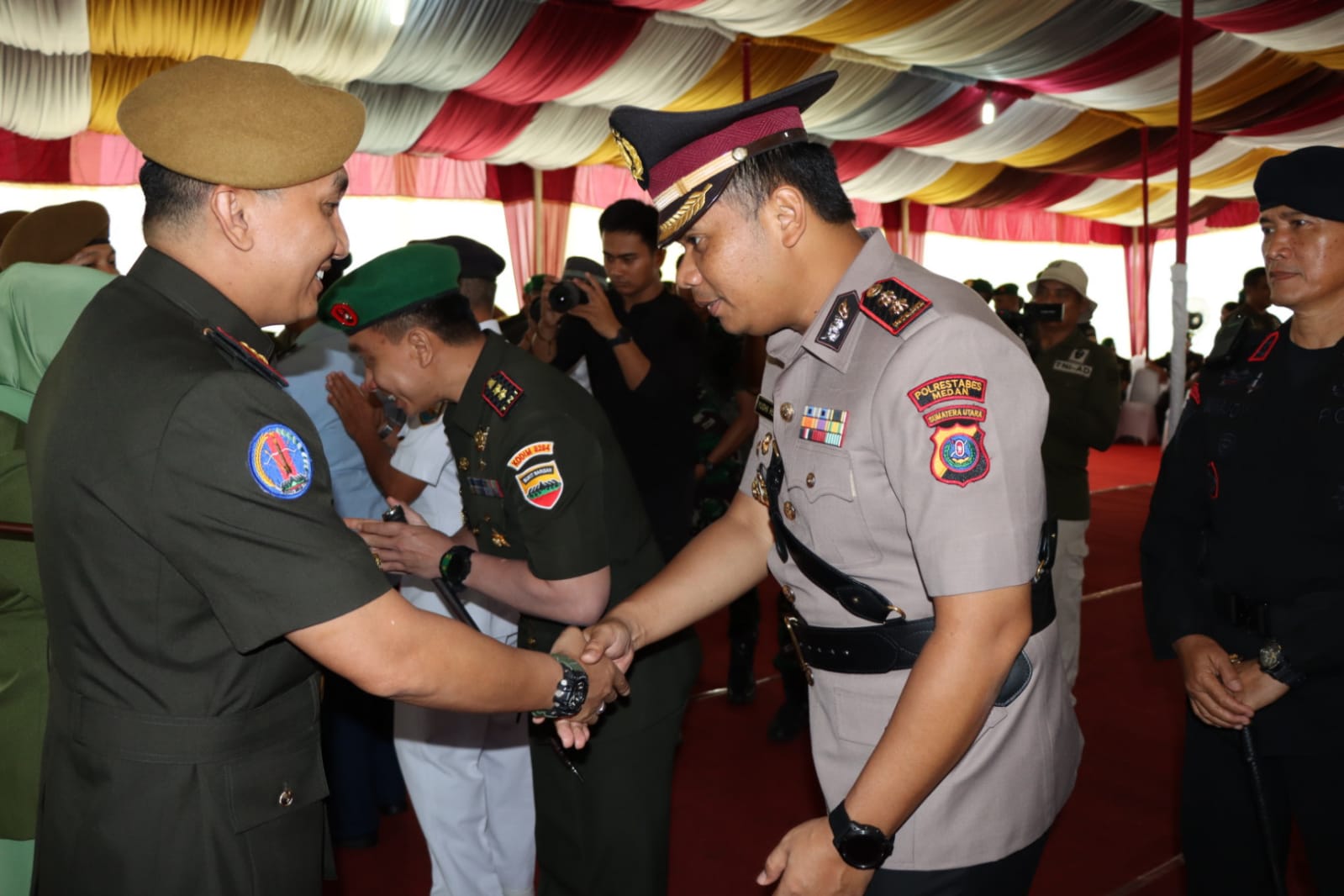 Wakapolrestabes Medan Hadiri Tradisi Korps Penerimaan dan Penyerahan Jabatan Danmen Arhanud-2/SSM 