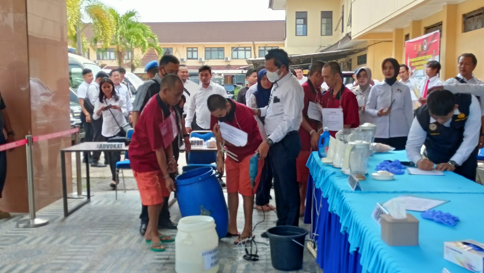 Pengedar dan Pelaku Narkoba Tertunduk Sedih, Sabu Dan Pil Ekstasi Diblender 