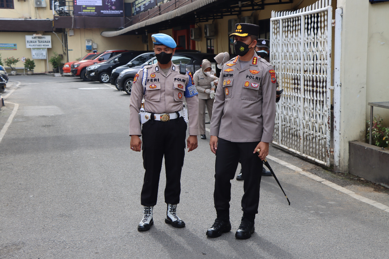 Kapolrestabes Medan Cek Kesiapan Personel Piket Penjagaan, Tetap Waspada dan Utamakan Pelayanan Masyarakat 