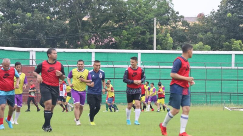 Jaga Kebugaran Tubuh, Kapolrestabes Medan Olahraga Sepakbola di Stadion Teladan