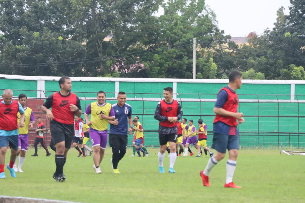 Jaga Kebugaran Tubuh, Kapolrestabes Medan Olahraga Sepakbola di Stadion Teladan