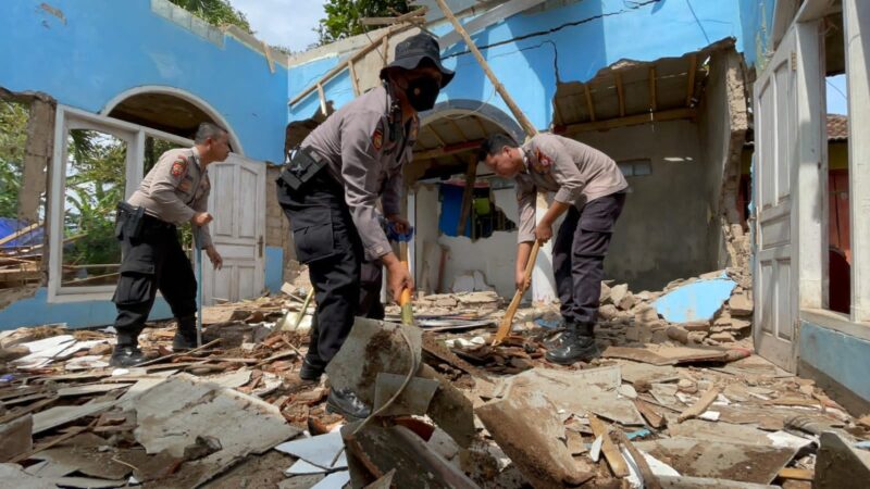 Polri Terus Bergerak Membersihkan Puing-puing Bangunan 