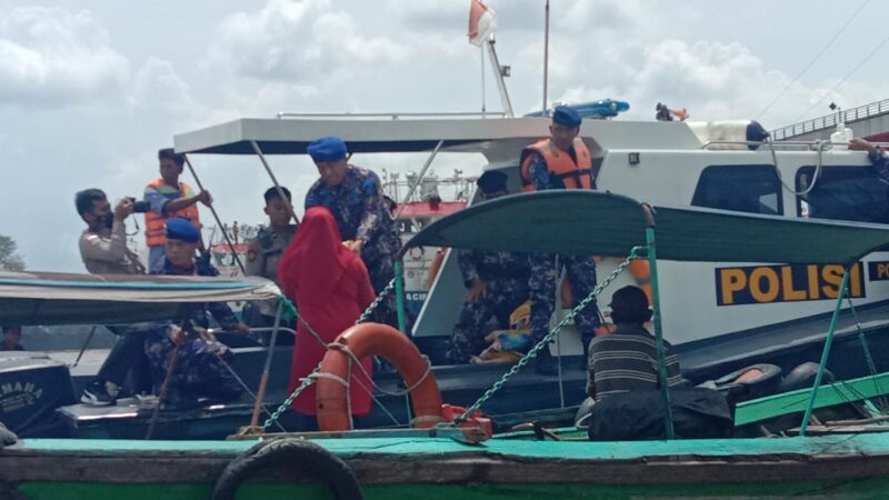 Bakti Sosial Di Hari Ulang Tahun Polairud ke-72 Kapolrestabes Palembang Bersama Kasat Polairud Mendatangi Warga di Sungai Musi