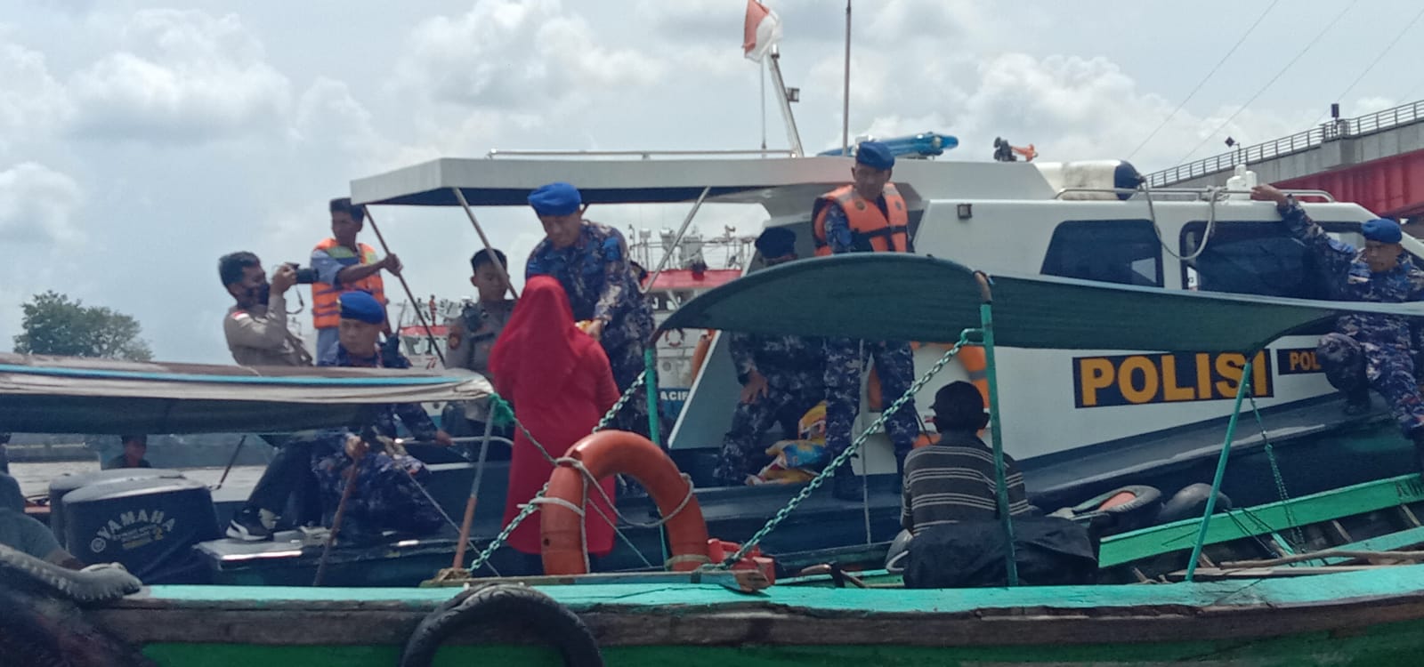 Bakti Sosial Di Hari Ulang Tahun Polairud ke-72 Kapolrestabes Palembang Bersama Kasat Polairud Mendatangi Warga di Sungai Musi