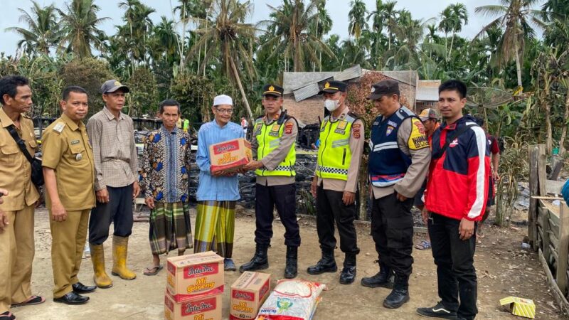 kapolres Tanjabtim Berikan Bantuan Kepada Warga Korban Kebakaran Di Sabak