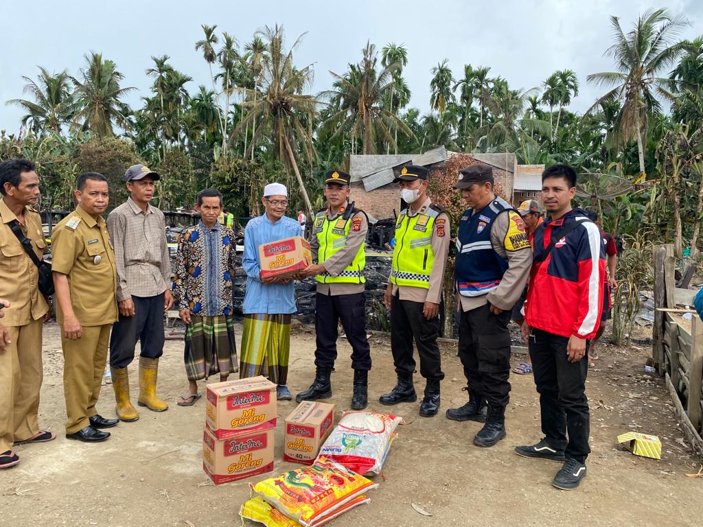 kapolres Tanjabtim Berikan Bantuan Kepada Warga Korban Kebakaran Di Sabak