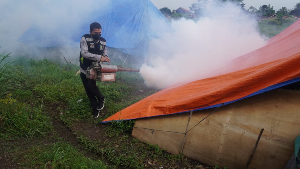 Cegah Demam Berdarah, Polri Lakukan Fogging Untuk Para Pengungsi Gempa Cianjur