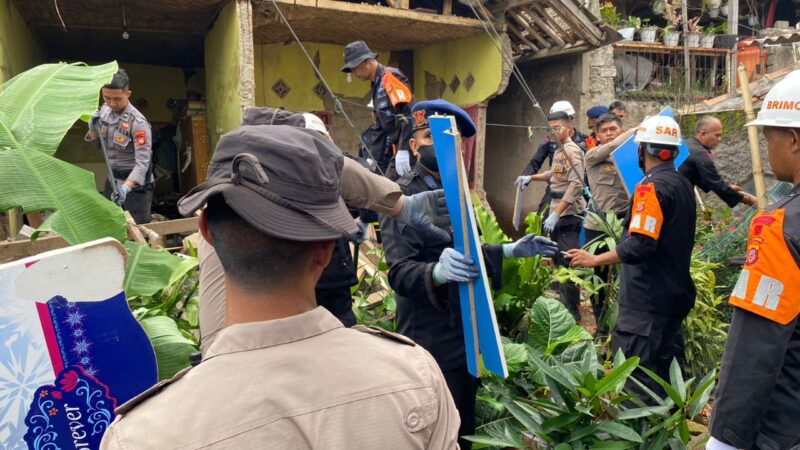 Polri Kerahkan Ribuan Personel untuk Membantu Bersihkan Puing-puing Bangunan Pasca Gempa