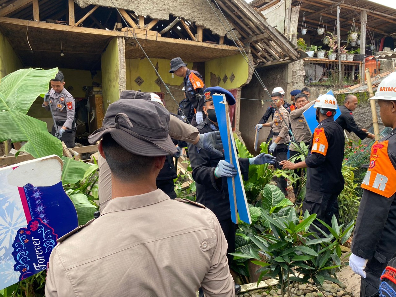 Polri Kerahkan Ribuan Personel untuk Membantu Bersihkan Puing-puing Bangunan Pasca Gempa