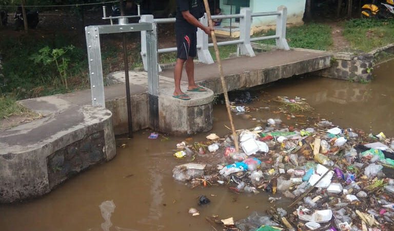 Korsda Kecamatan Singojuruh Gerak Cepat Melakukan Membersihkan Tumpukan Sampah di Aliran Dam Garit 