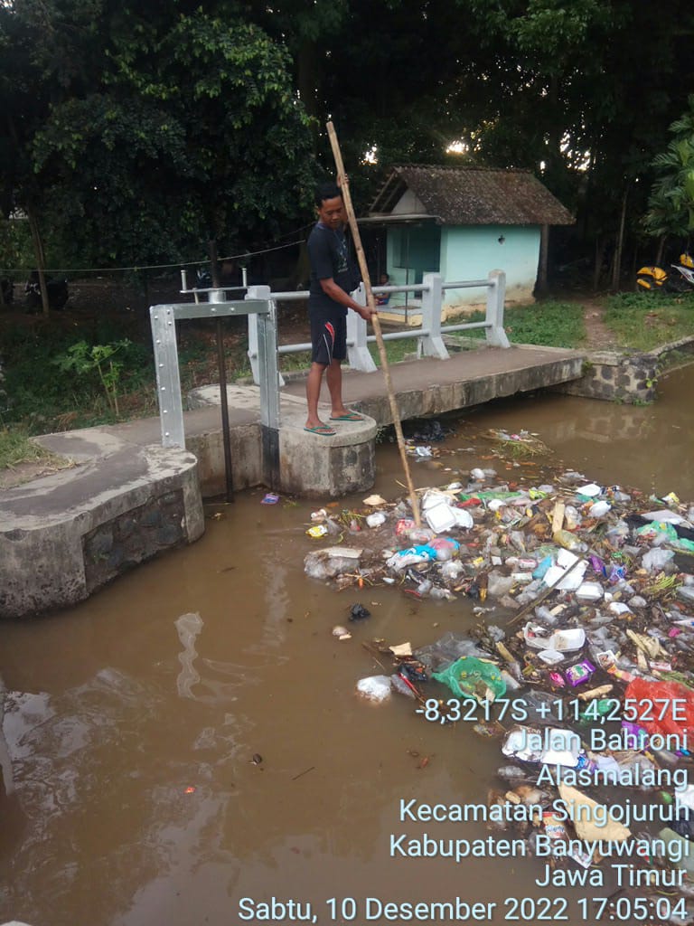 Korsda Kecamatan Singojuruh Gerak Cepat Melakukan Membersihkan Tumpukan Sampah di Aliran Dam Garit 