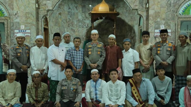 Safari Sholat Subuh Bersama di Masjid Nurul Hidayah, Wakapolda Sumut Serahkan 50 Paket Sembako 