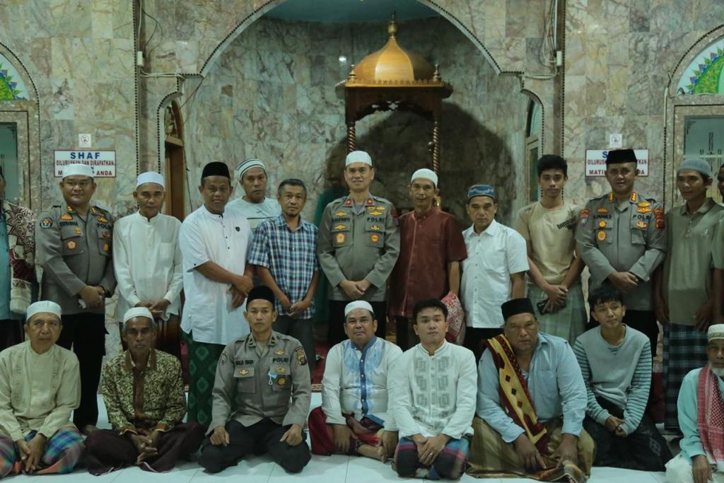 Safari Sholat Subuh Bersama di Masjid Nurul Hidayah, Wakapolda Sumut Serahkan 50 Paket Sembako 