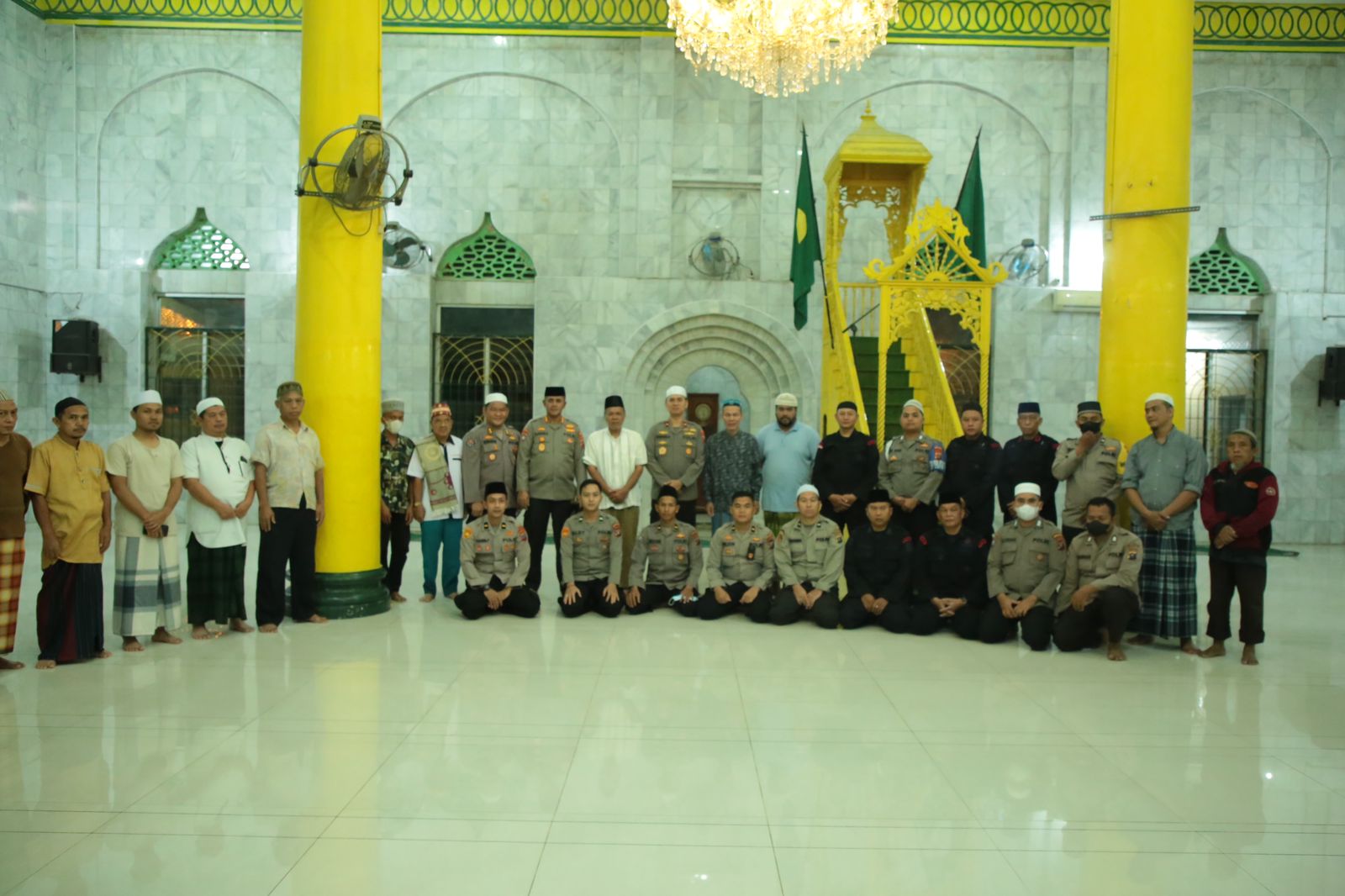 Safari Subuh Berjamaah di Mesjid Lama Gang Bengkok, Wakapolda Sumut Serahkan Sembako, Sarung dan Mukena