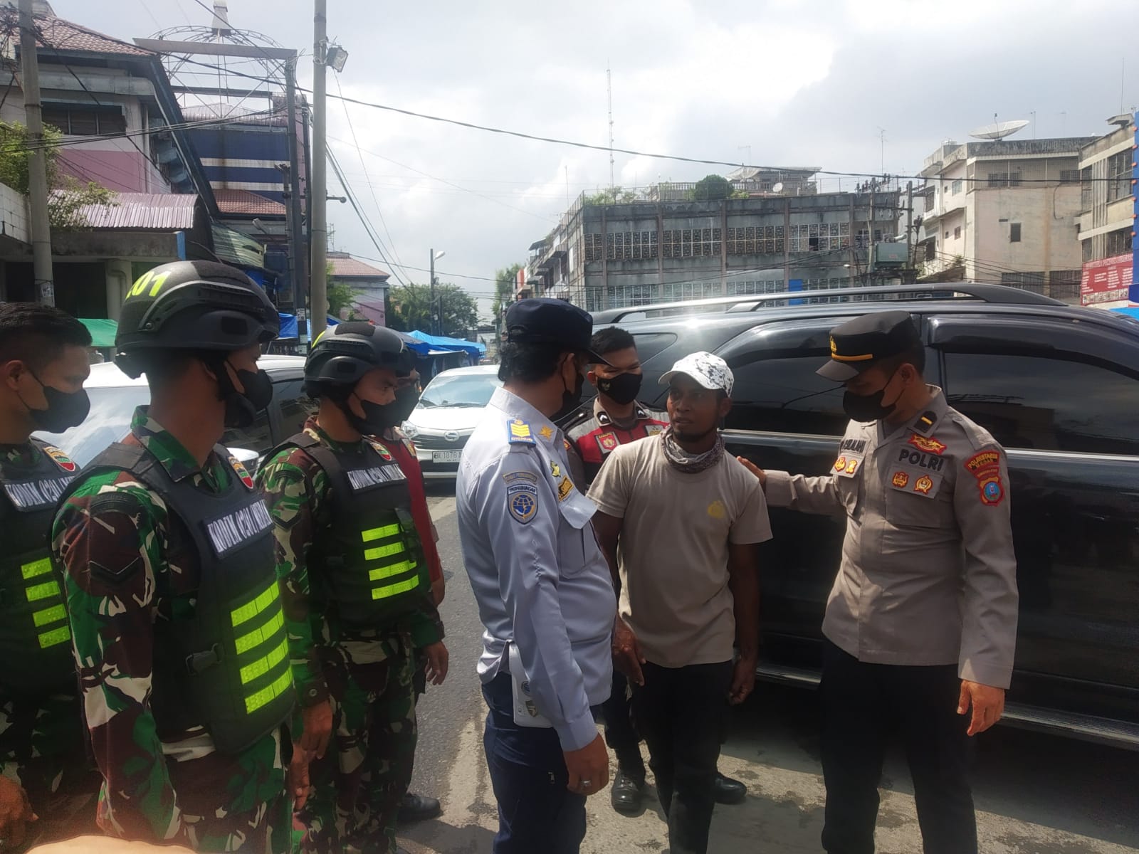 Cegah Peredaran Petasan, Tim Gabungan Polrestabes Medan Sambangi Penjual Kembang Api di Pasar Petisah 