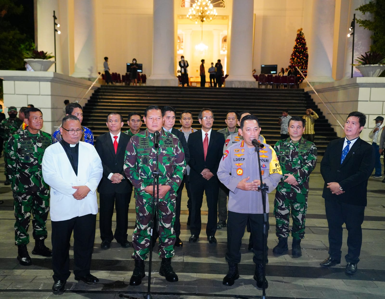 Tinjau Gereja di Malam Natal, Kapolri Pastikan TNI-Polri Beri Rasa Aman Sepanjang Nataru