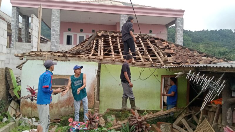 Komunitas Info Jalur Puncak (IJP) Korcam Cipanas Giat Rehab Rumah Korban Pasca Gempa Cianjur