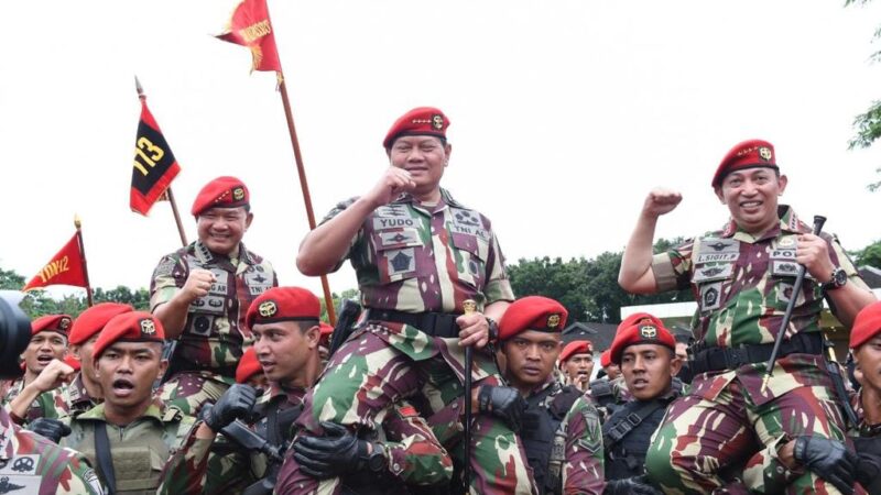 Kasad Sematkan Brevet, Baret dan Sangkur Komando Kopassus Kepada Panglima TNI dan Kapolri