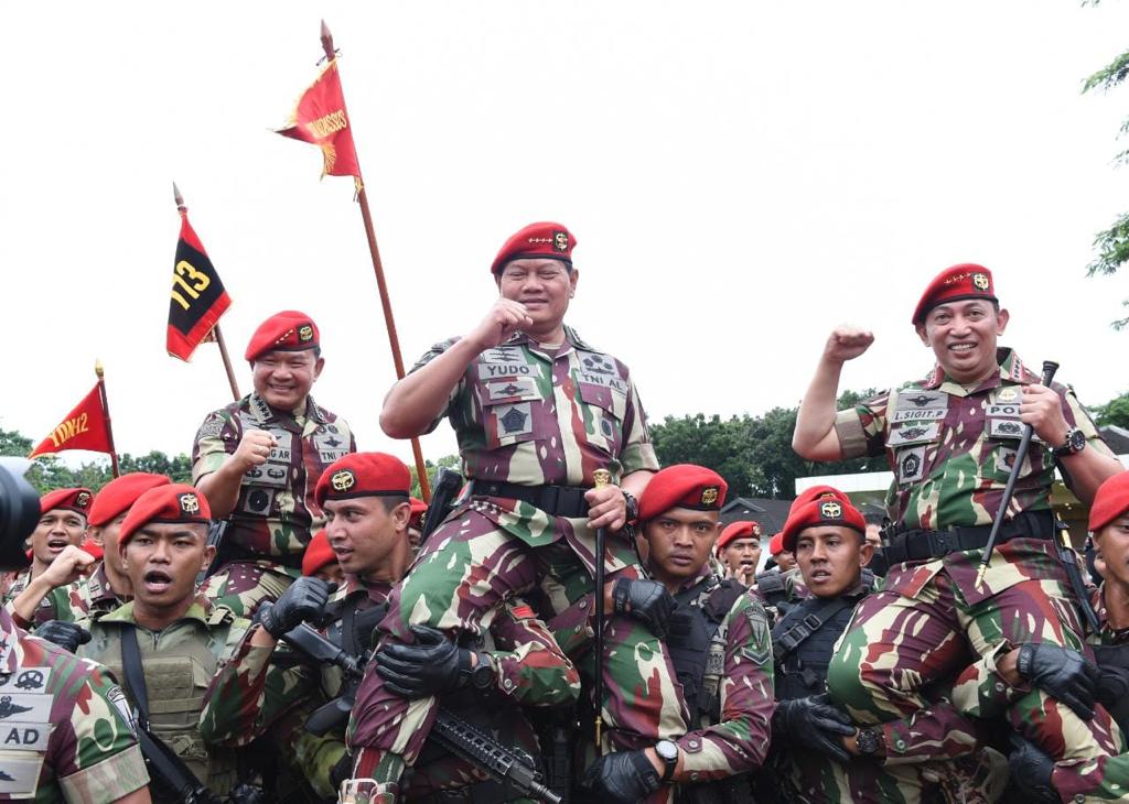 Kasad Sematkan Brevet, Baret dan Sangkur Komando Kopassus Kepada Panglima TNI dan Kapolri