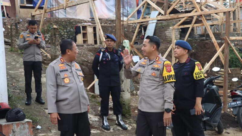 Kapolres Cianjur Dampingi Kapolda Jabar Tinjau Langsung Recovery Pasca Terjadinya Gempa di Cianjur