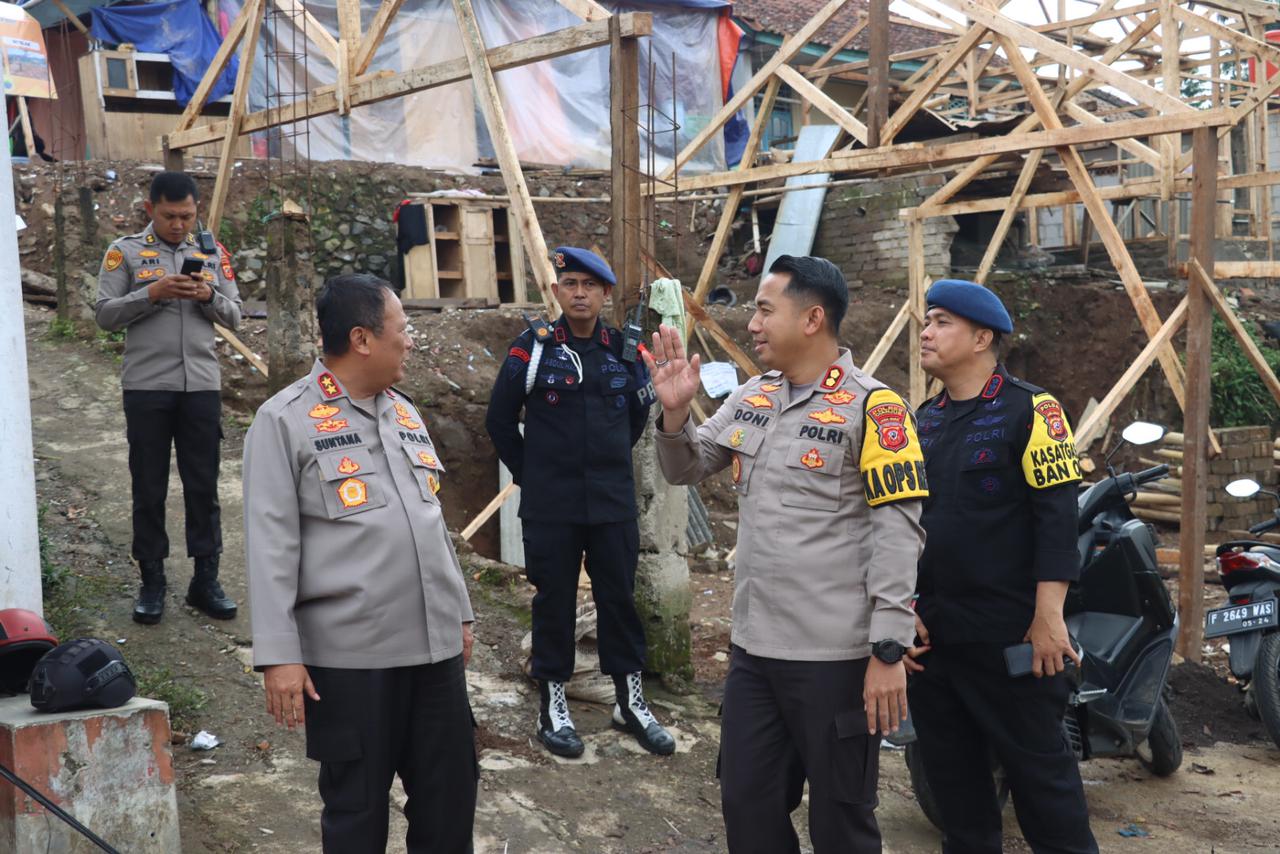 Kapolres Cianjur Dampingi Kapolda Jabar Tinjau Langsung Recovery Pasca Terjadinya Gempa di Cianjur