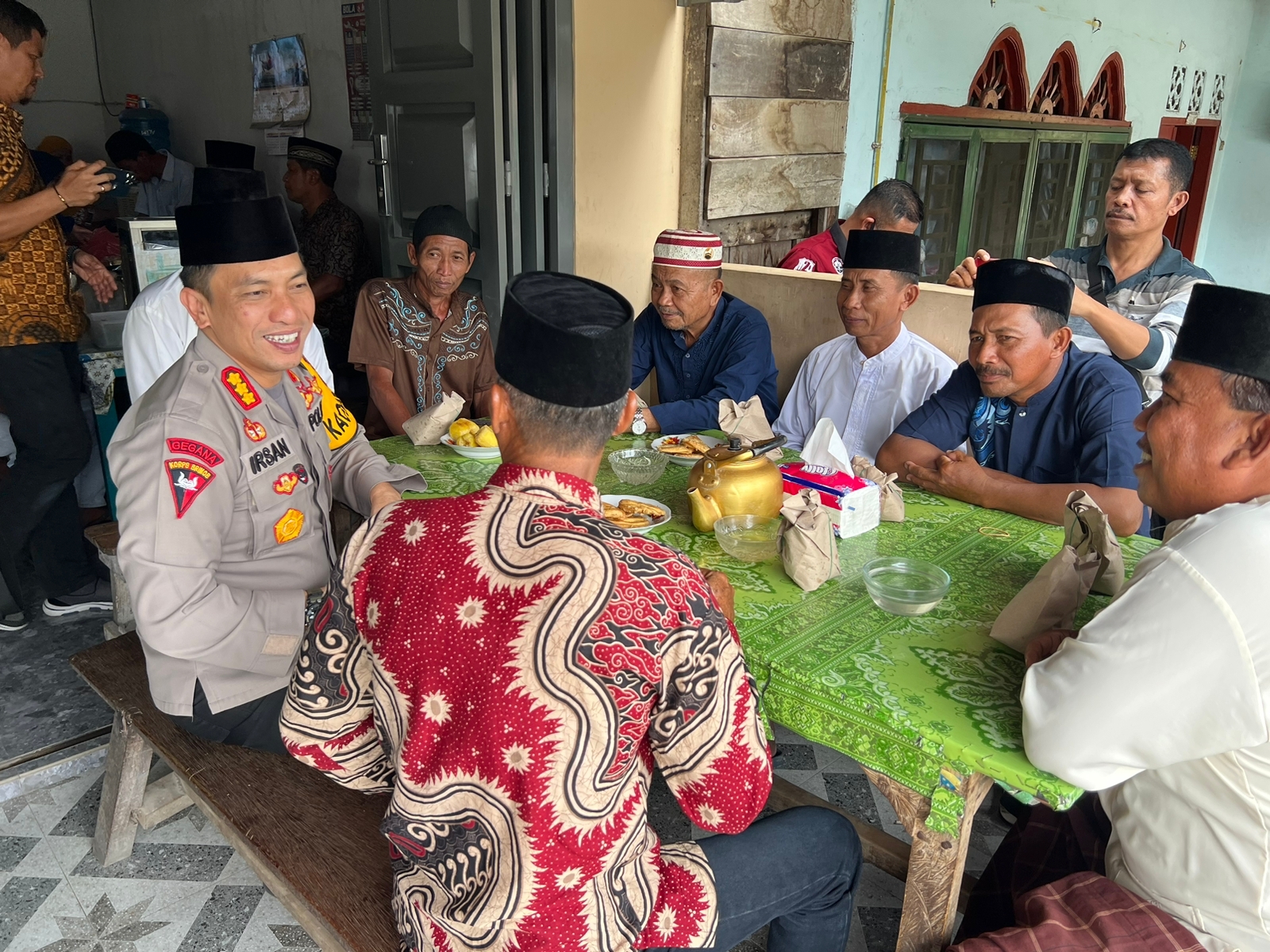 Kapolresta Deliserdang Quick Wins Presisi Jumat Curhat di Warung Kopi Bu Regar