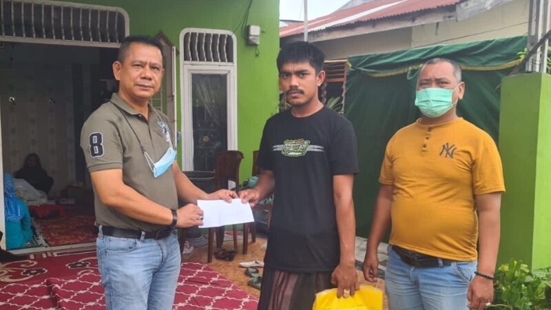 Warga Meninggal Dunia, Ketua Pewarta Melayat dan Berikan Santunan Duka