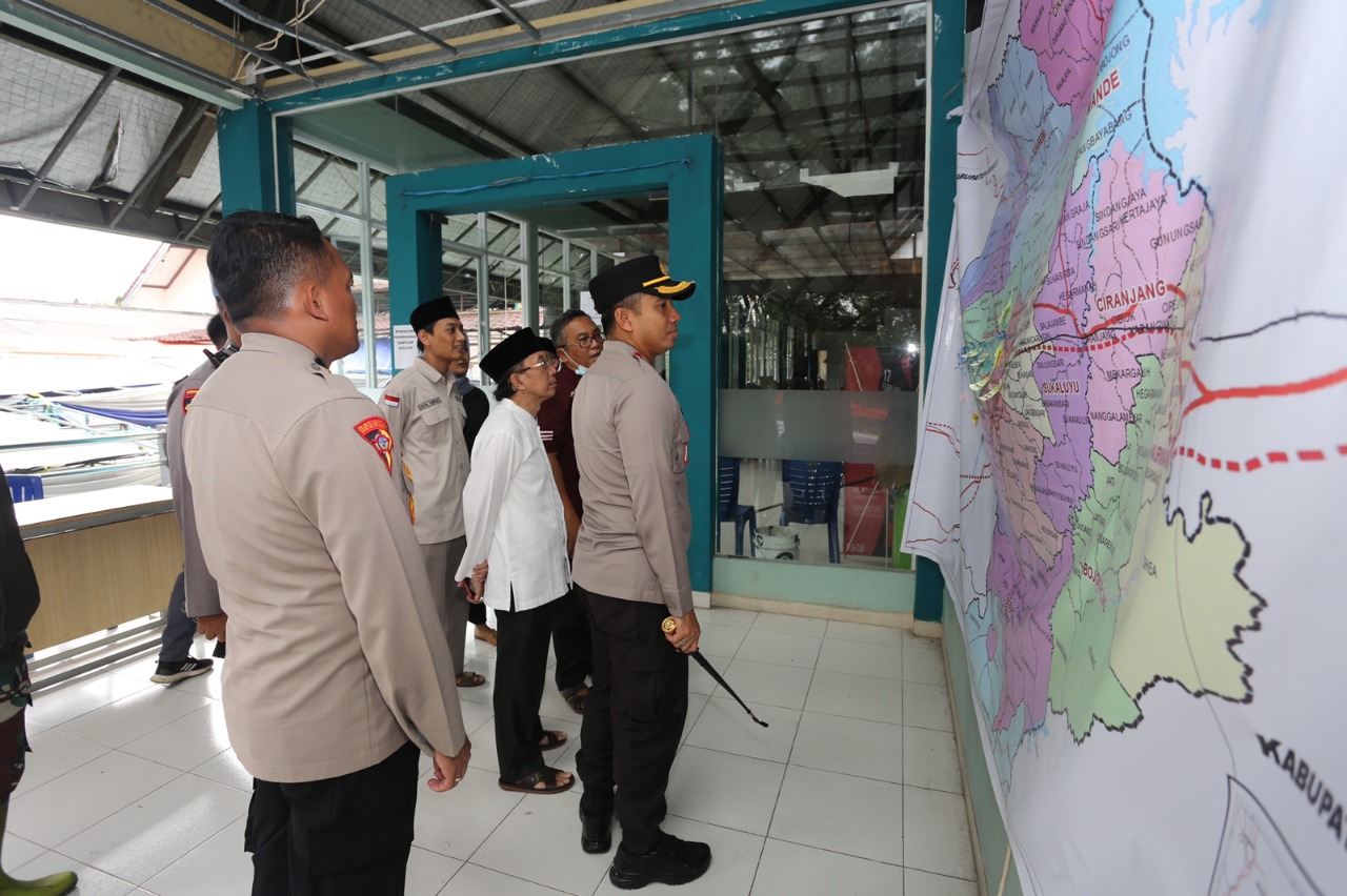 Kapolres Cianjur Bersama Ketua FKUB melaksanakan Bakti Religi dan Peninjauan Sterilisasi Gereja Jelang Natal 2022