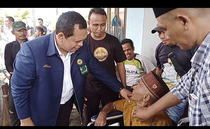 Sang Pejuang Duafa Serahkan Kursi Roda kepada Pak Basir