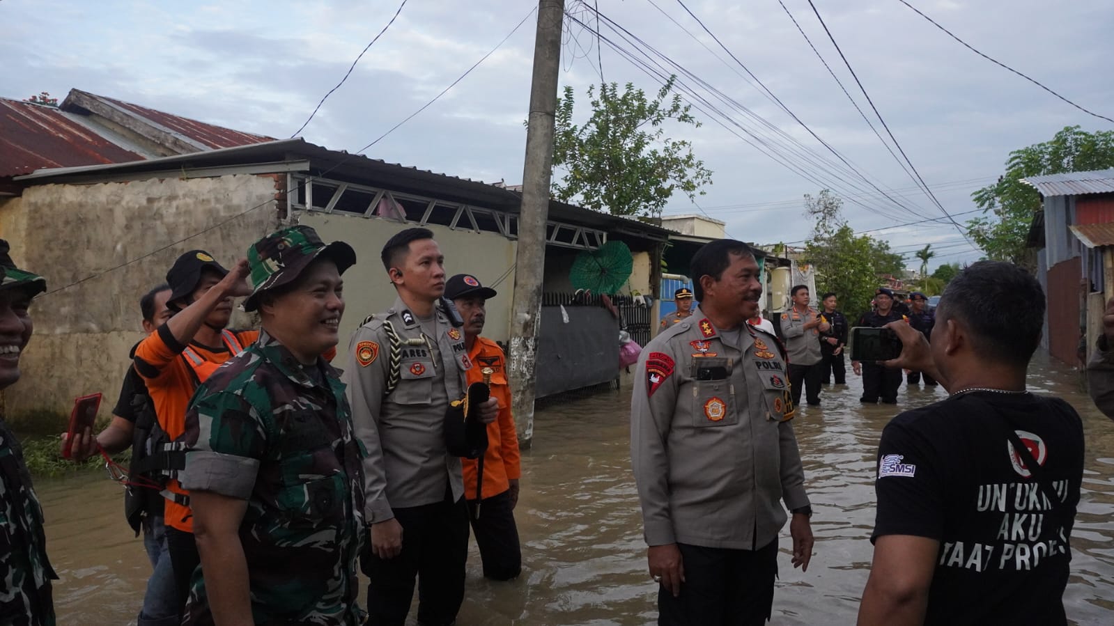 Kapolda Sulsel Serahkan 100 Paket Sembako ke Korban Banjir di Makassar