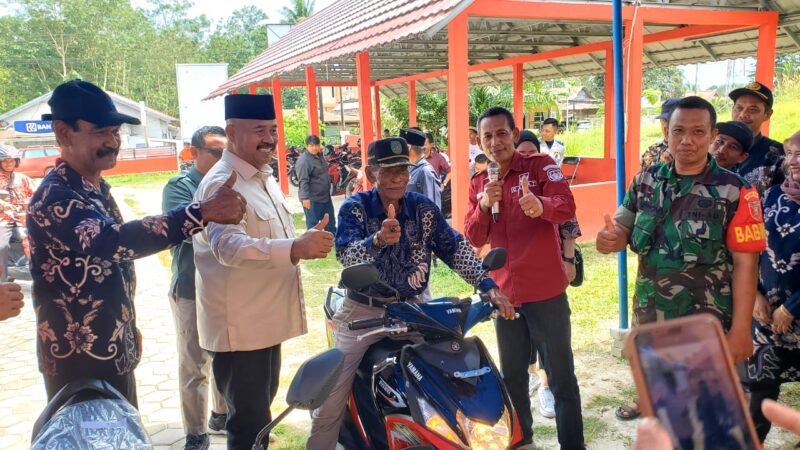 Bupati Kukar Edi Damansyah Memberikan Bantuan Operasional Sepeda Motor Di Desa Semangko Kecamatan Marangkayu