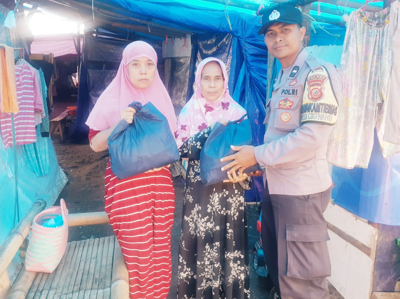 Bhabinkamtibmas Polsek Cugenang Berikan Bantuan Kepada Korban Gempa Cianjur di Desa Benjot