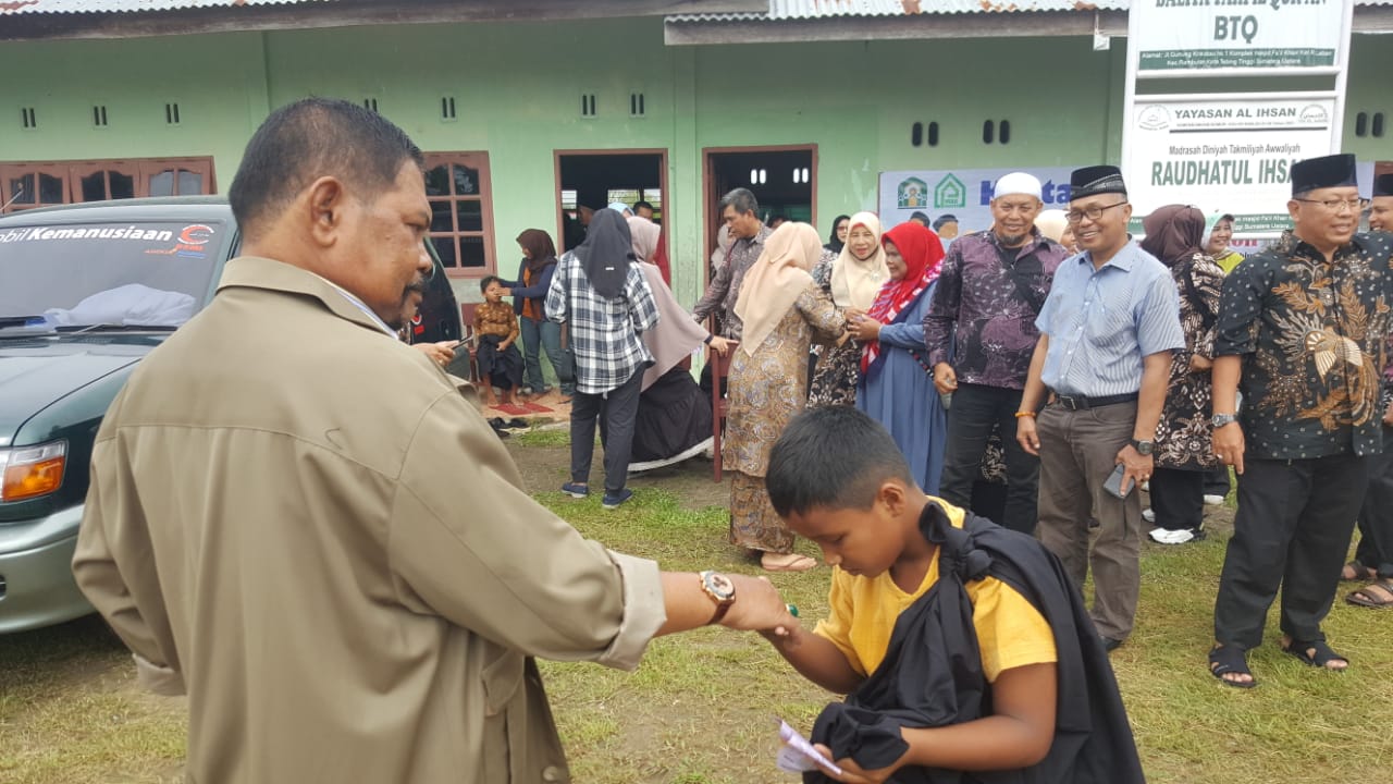 Rahudman Hadiri Khitan Massal di Tebing Tinggi 