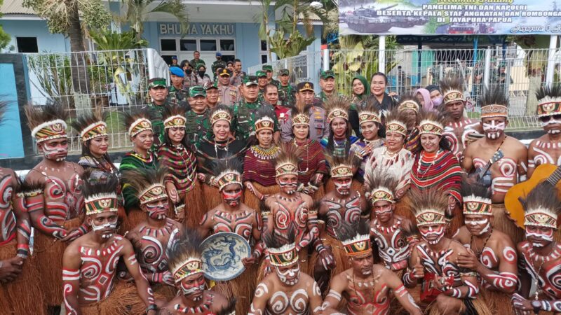 Pangdam XVII/Cenderawasih Bersama Pejabat TNI Polri Dan Pemda Papua Sambut Kedatangan Panglima TNI, Kapolri Dan Para Kepala Staf Angkatan Di Bandara Sentani Jayapura